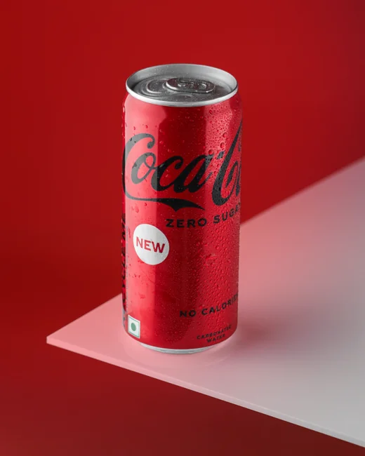 Flat lay présentant des supports de branding et des concepts de design pour des échanges autour de la stratégie créative.